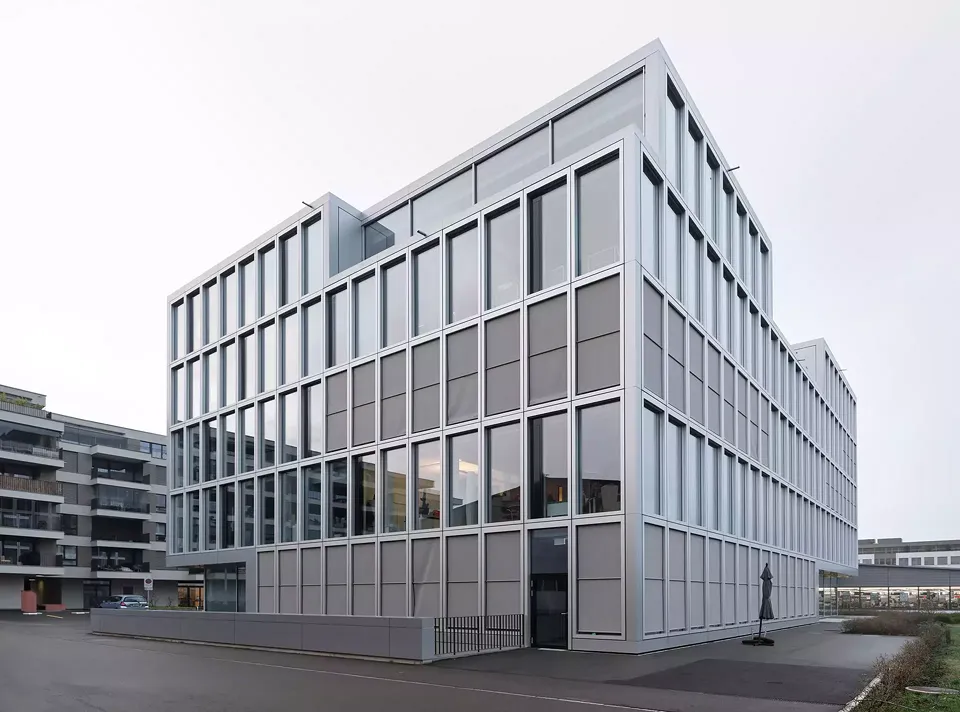 Fassade zur Bahn