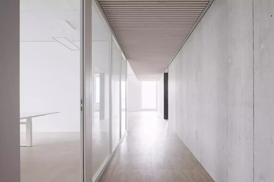 Corridor de l'immeuble de bureaux de 3-Plan