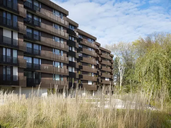Gebäude, Weiher und umgebene Vegetation verbinden sich zu einer Einheit