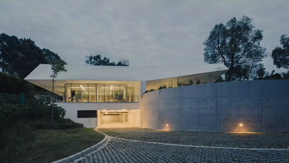 Konferenzraum und Einfahrt Einstellhalle