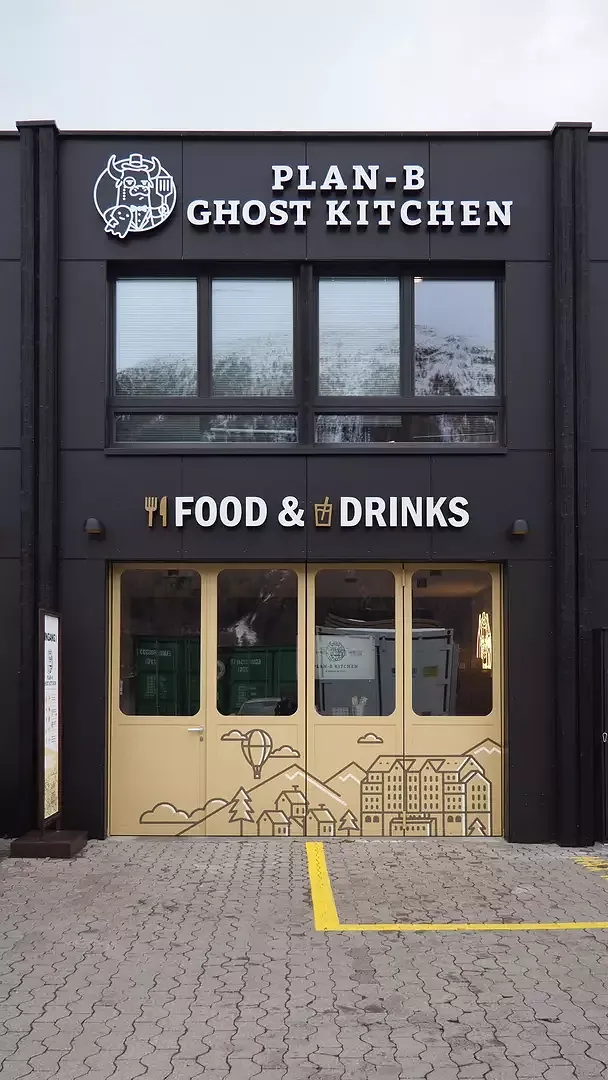 Nouveau revêtement de façade à l'entrée du Take Away