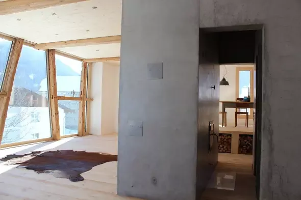 durchgang sep. wc und kellertreppe mit blick zu essen. unterteilt wird das ganze durch den holzsatellitofen zum wohnen