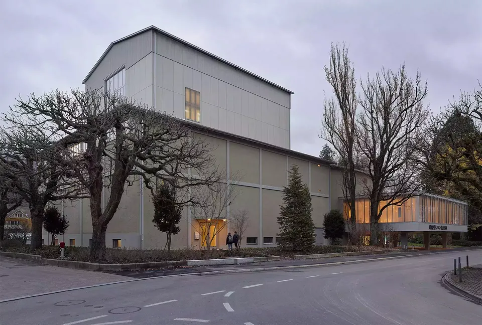 Le bâtiment du théâtre ainsi que la tour de la scène ont  été agrandis de deux trames,  de sorte qu’une entrée des artistes soit créée sur la Parkstrasse. En arrière-plan,  le nouveau foyer Boesch.