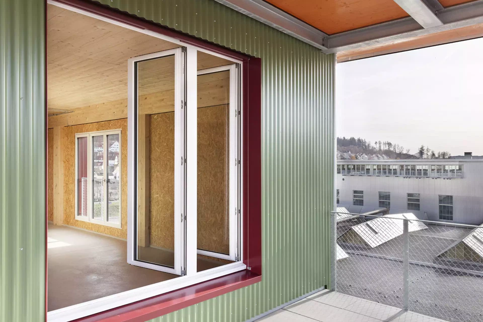 Blick vom Laubengang ins Wohnatelier und in die Nachbarschaft