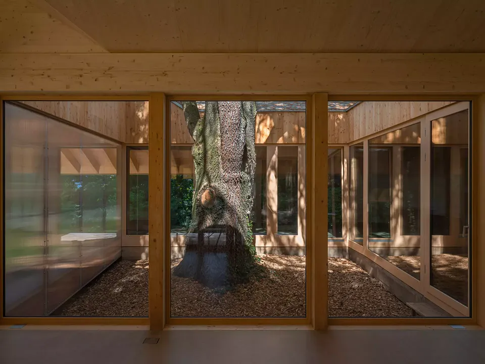 Chambres depuis le séjour à travers le patio