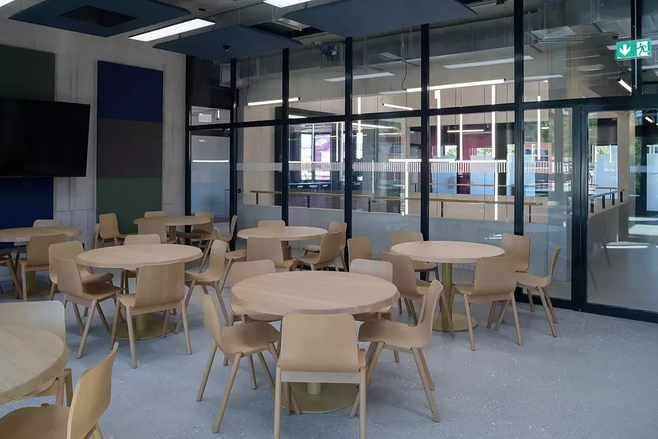 Cafeteria mit Blick in die Eingangshalle