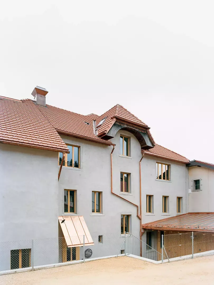 Façade côté jardin avec son annexe en bois