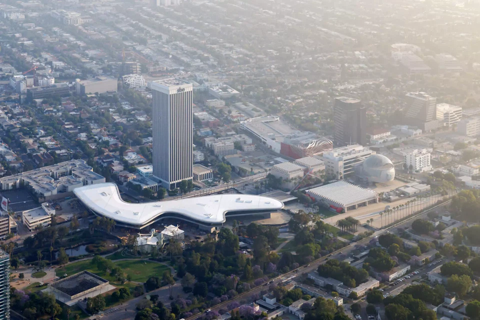 Les nouvelles Galeries David Geffen du Los Angeles County Museum of Art, conçues par l’Atelier Peter Zumthor & Partners, se dressent tel un corps de béton en suspension au-dessus de l’espace urbain de Los Angeles.