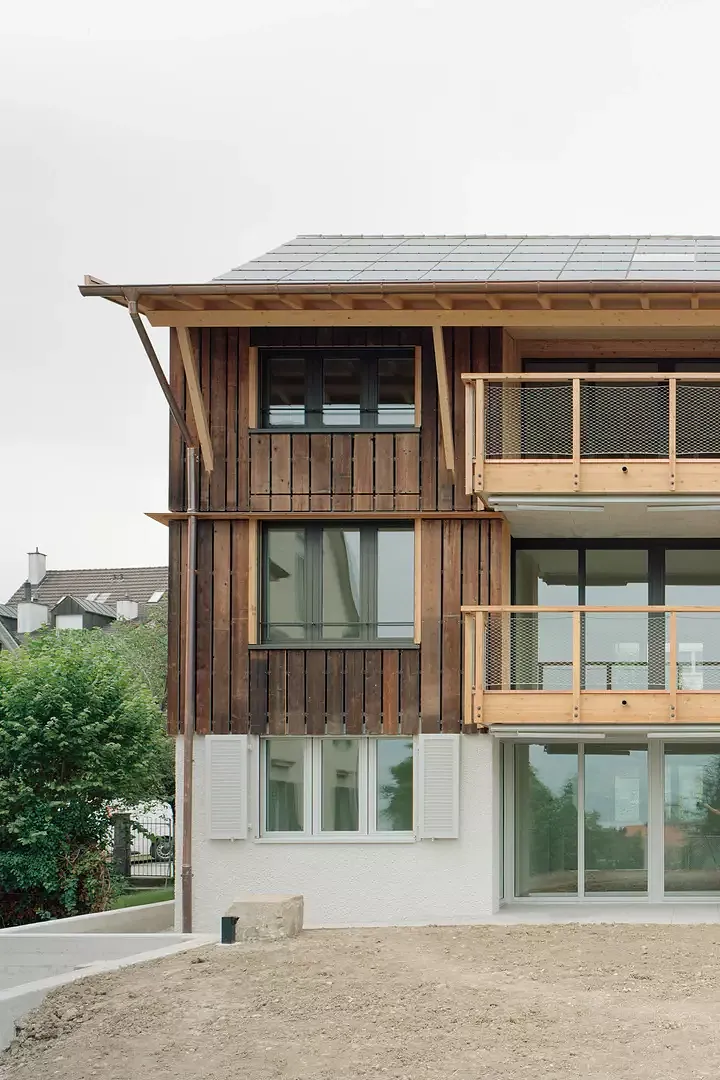 Wechselspiel zwischen wiederverwendeten Holzbrettern und Details aus neuem Holz.