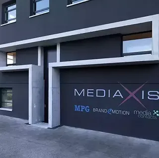 An alien for mediaxis