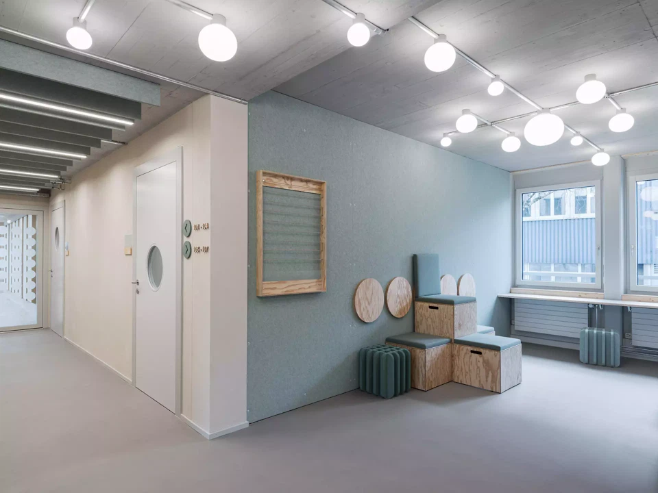 Erschliessungsbereich im Obergeschoss mit Aufenthaltsmöglichkeiten.