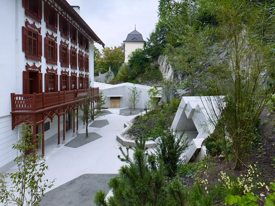 Situé juste à côté de la Schweizerhaus rénovée, du nouveau pavillon en grès et du Palais des Glaces, un portail aux allures futuristes invite à la découverte du nouveau monde rocheux.