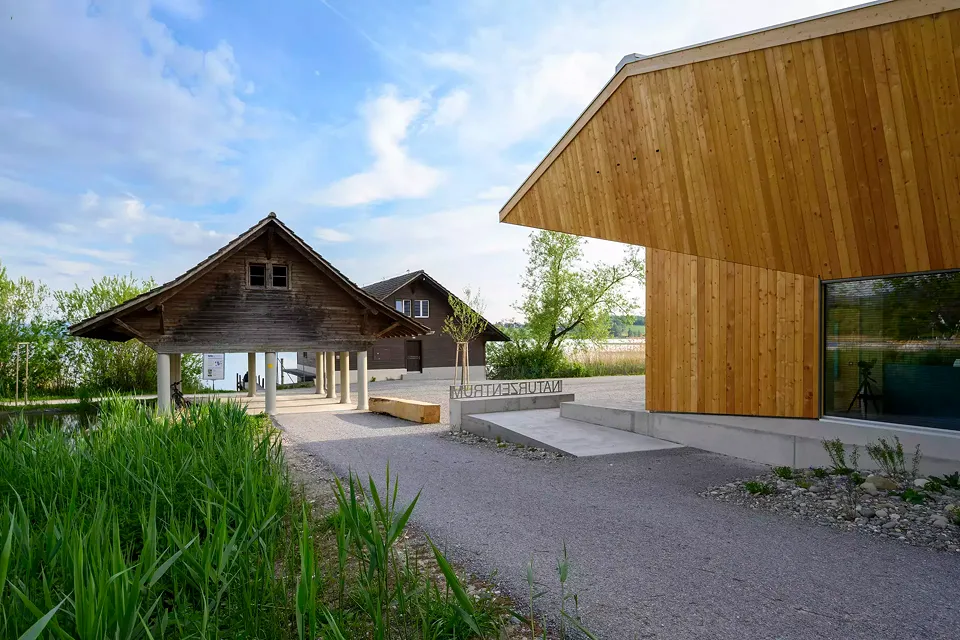 Gebäudeensemble: Netzhaus, Seerettung, Naturzentrum (von links)