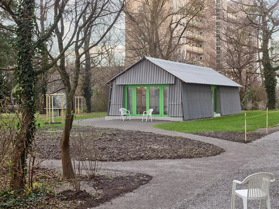 Die Transformation der Wohnsiedlung Hirzenbach findet sich wieder in einem neu zu verstehenden Garten der einen Gartenpavillon in sich beherbergt.  