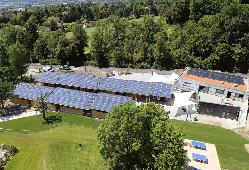Vue aérienne de l'ensemble des vestaires et de la partie Sud des bâtiments administratifs