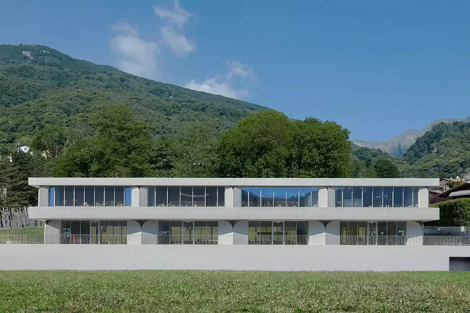Realisierung, Westfassade