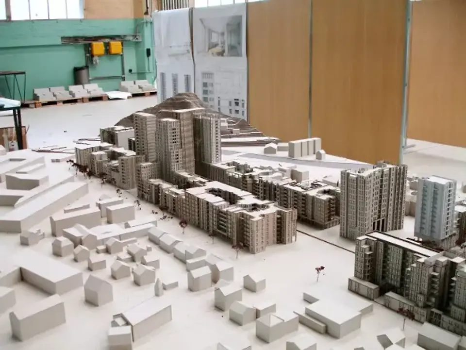 Häuserzeilen der Unterführung (Das Projekt sind der Endbau der hinteren Häuserzeile hinter dem rechten Hochhaus)