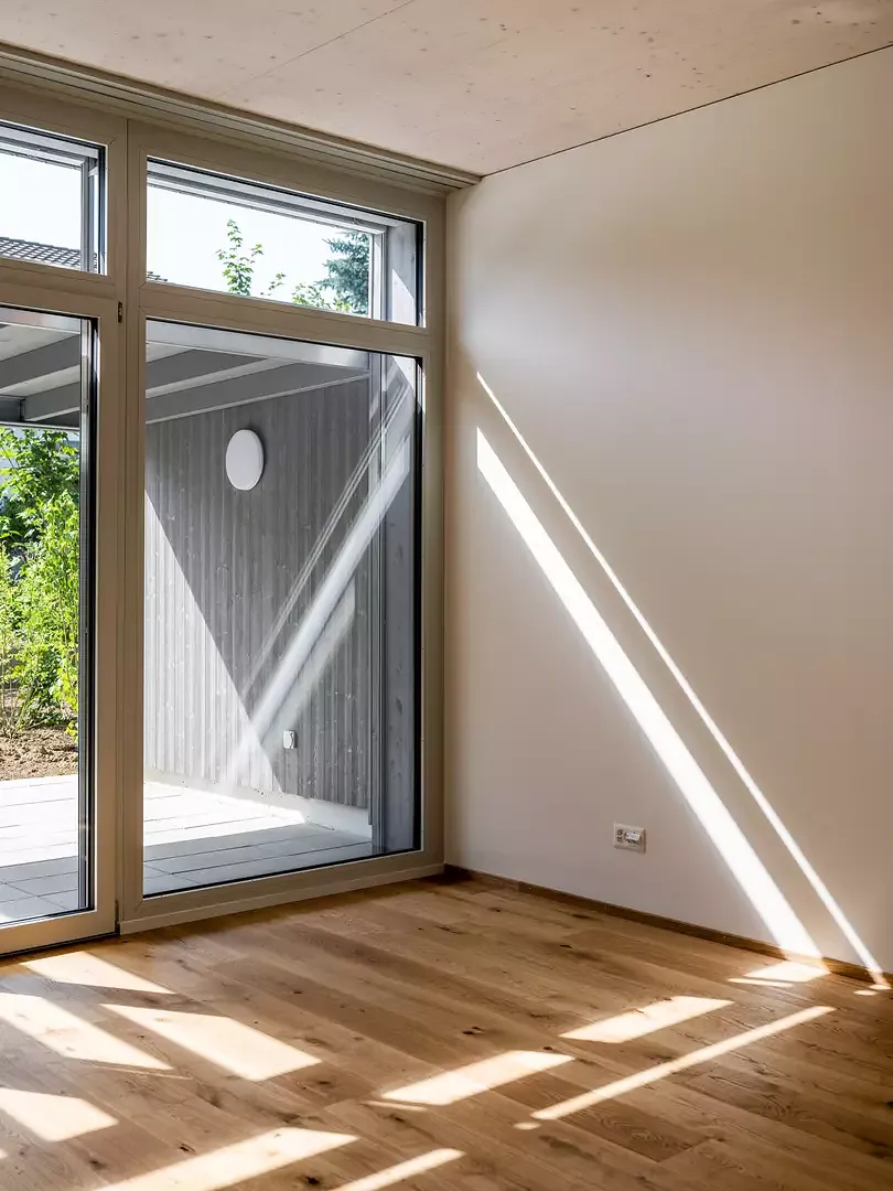 Ein Oberlichtband bringt viel natürliches Tageslicht ins Wohnzimmer