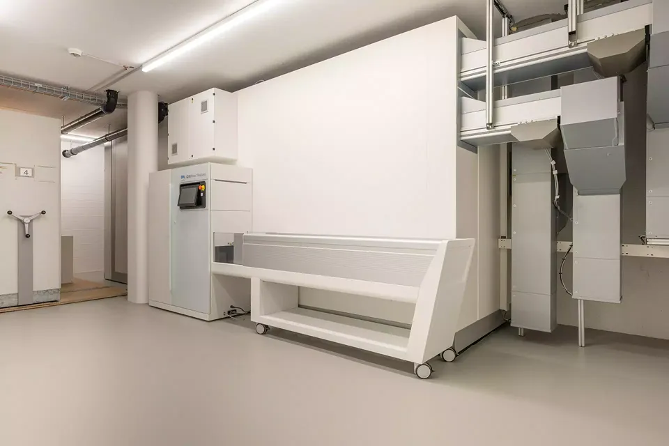 Im Untergeschoss wurde ein Medi-Roboter eingeplant der über zwei Stockwerke die Medis ausgibt.