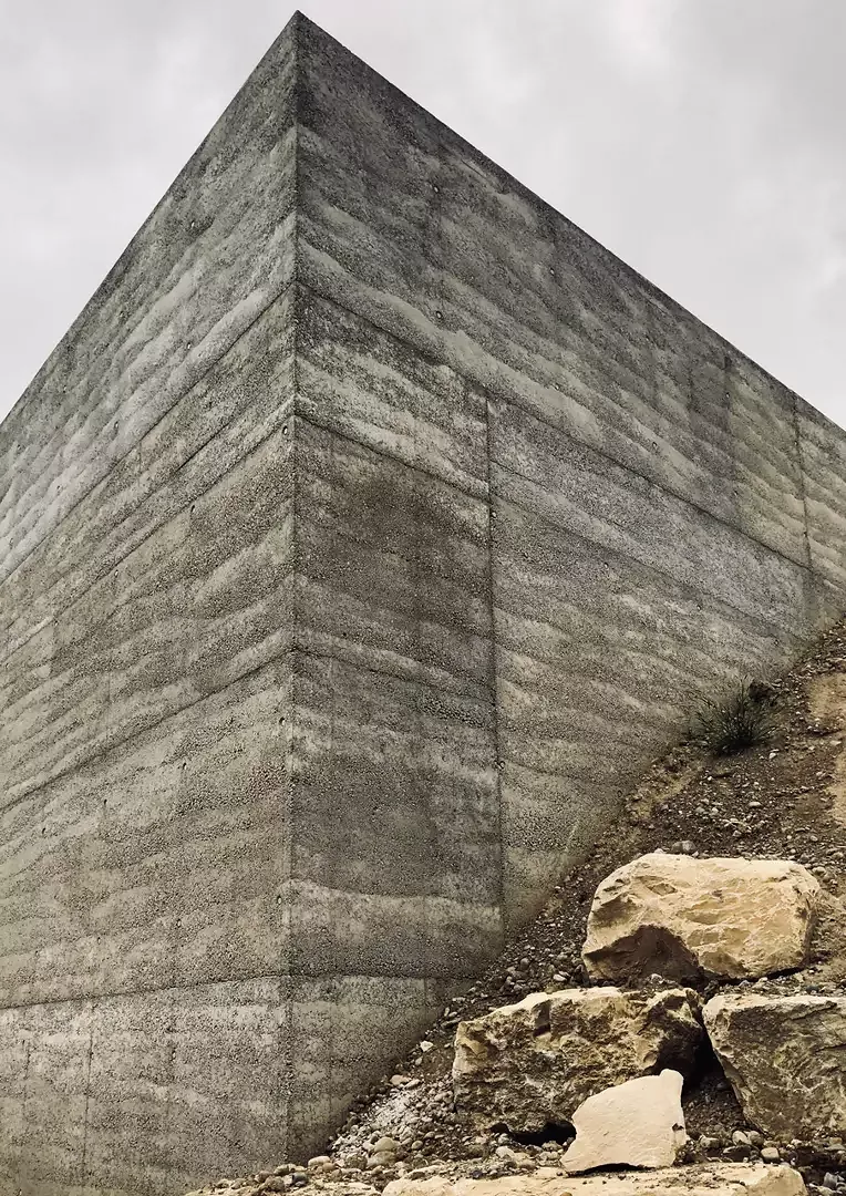 Mur en béton pisé Vue extérieure Stratification & structure du béton à gros grains