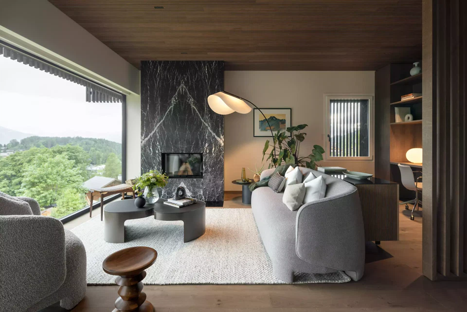 Wohnbereich mit warmen Materialien und klarer räumlicher Struktur