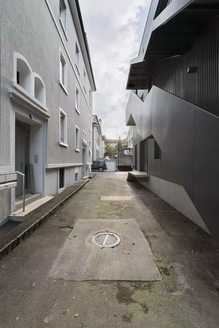 Escaliers entre les bâtiments