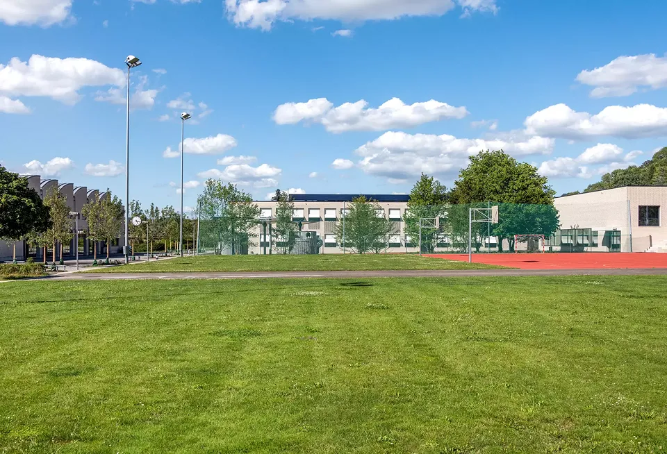 Aussenansicht mit Sportplatz