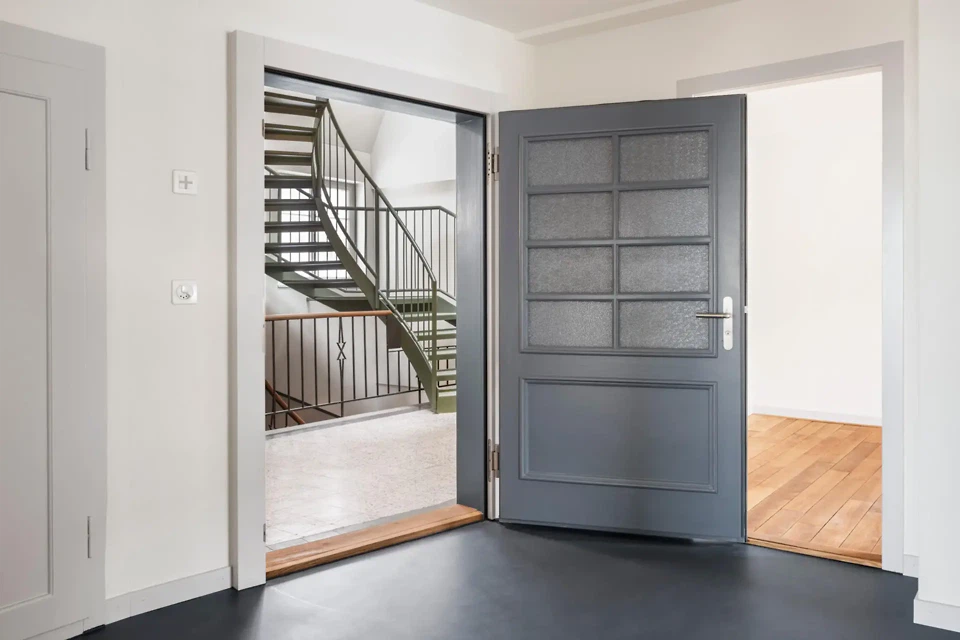 Rénovation complète des portes d'entrée des appartements existants, avec, derrière celles-ci, un nouvel escalier menant aux appartements mansardés.