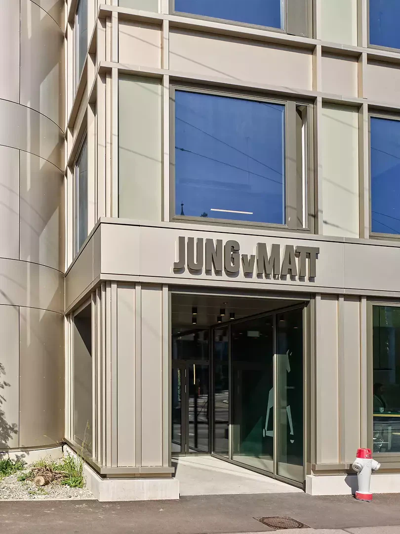 Rhythmisiertes Fassadenkleid durch Überlagerung von stark profilierten Lisenen