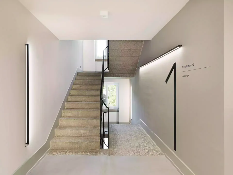 Treppenhaus mit neuer Liftanlage