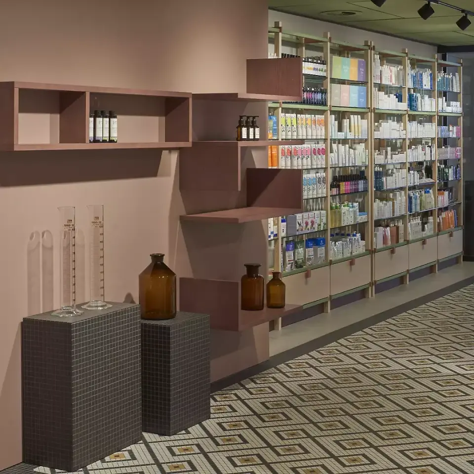 Ausstellpodeste mit Mosaik passend zum Bodenbelag