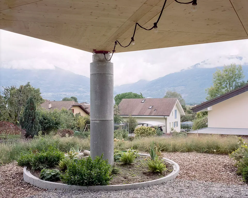 Le hameau de Villy est situé sur la commune d’Ollon dans  le canton de Vaud. Composé principalement de fermes  et de villas, ses habitants jouissent d’une certaine tranquilité.