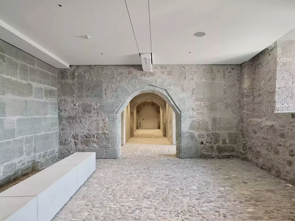 Dégagement, entrée secondaire