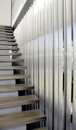 vue interne de l'escalier avec garde-corps acier en lames verticales