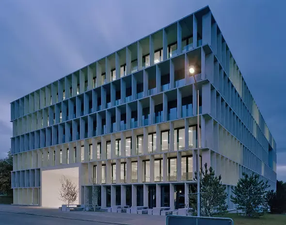 Entrée principale Wolfgang Pauli Strasse, nuit