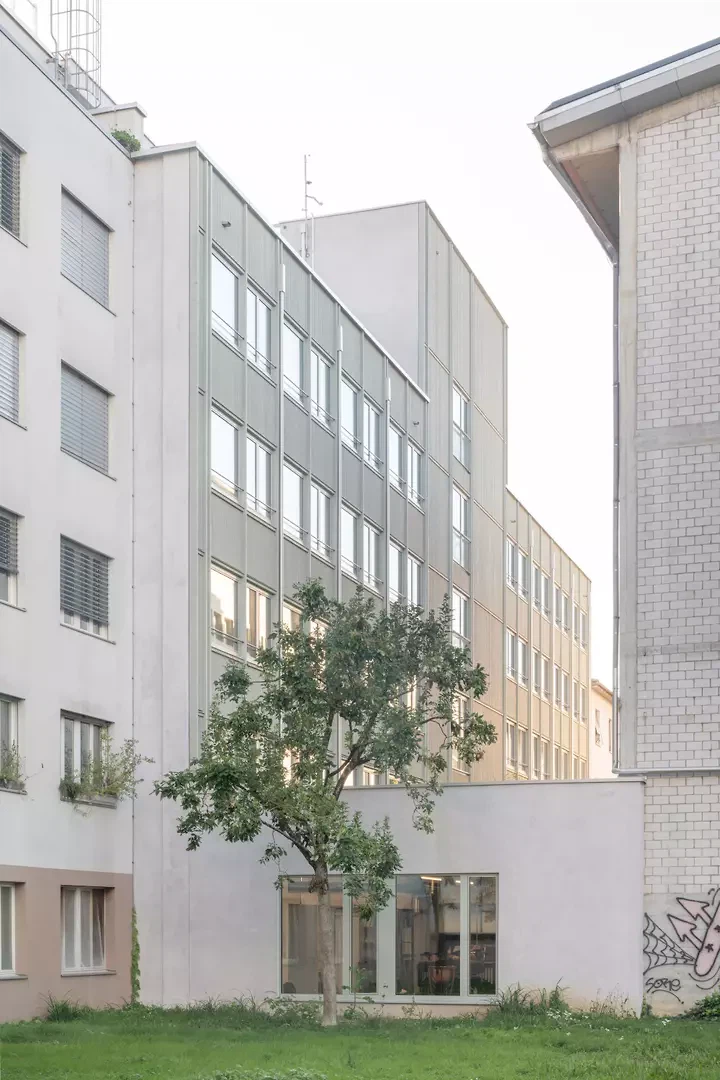 Blick auf die Nordfassade mit der angrenzenden Lagerhalle