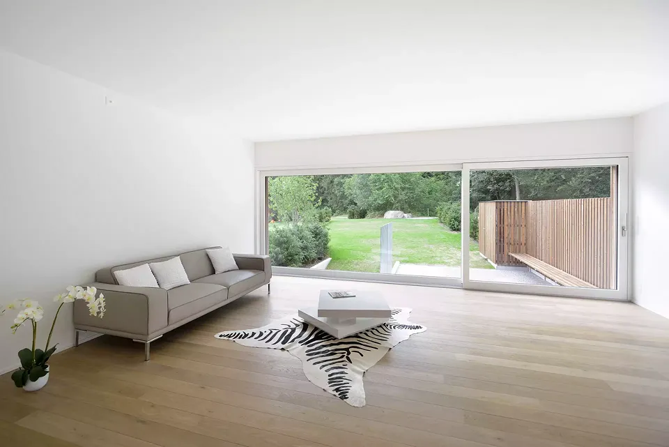 Salle de séjour avec vue sur le jardin et la fôret privée