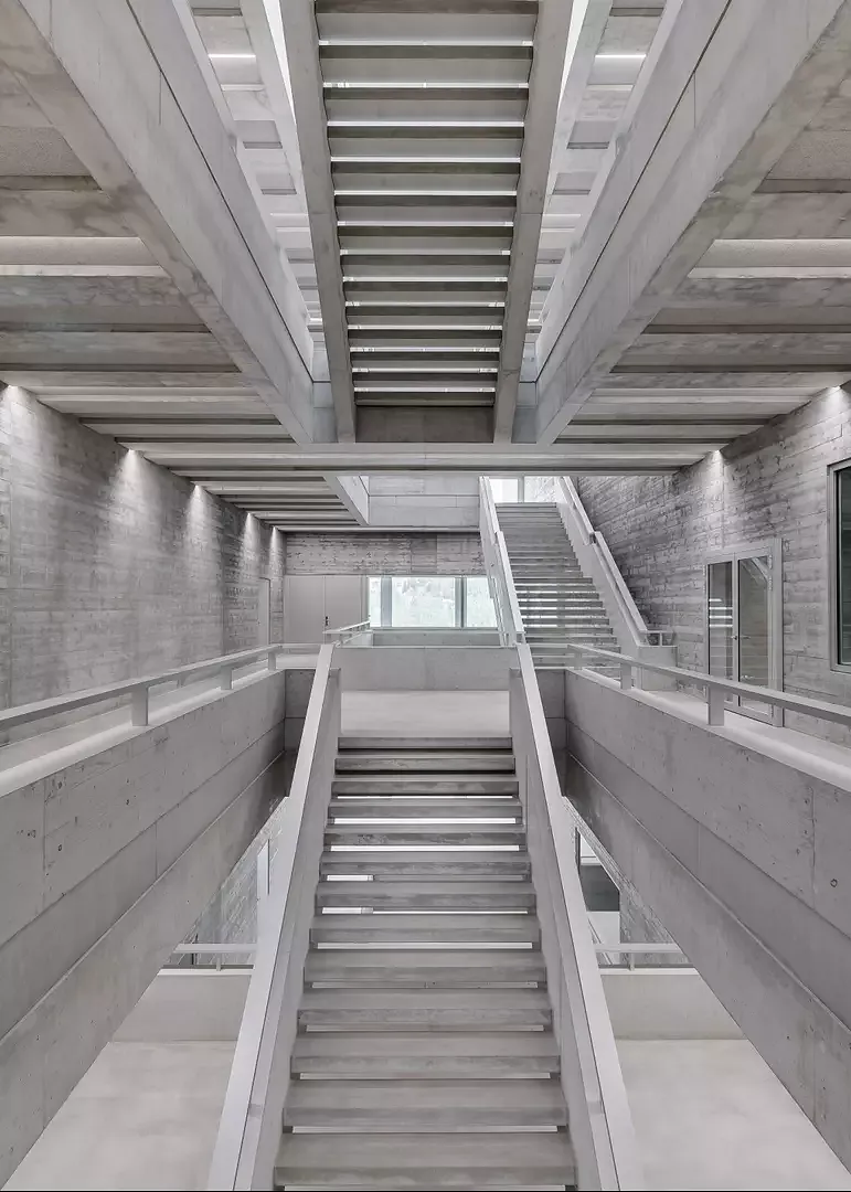 Un hall central en forme d’atrium avec des zones communes constitue l’épine dorsale de ce bâtiment clairement structuré.