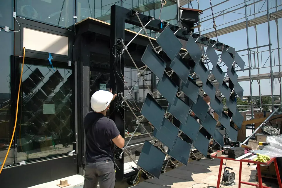 Die Installation der adaptiven Solarfassade.