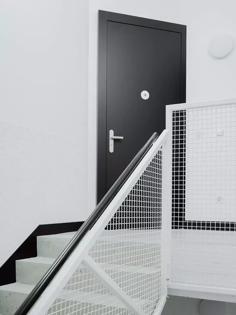 Ein neuer Treppenlauf aus Ortbeton führt ins Dachgeschoss.