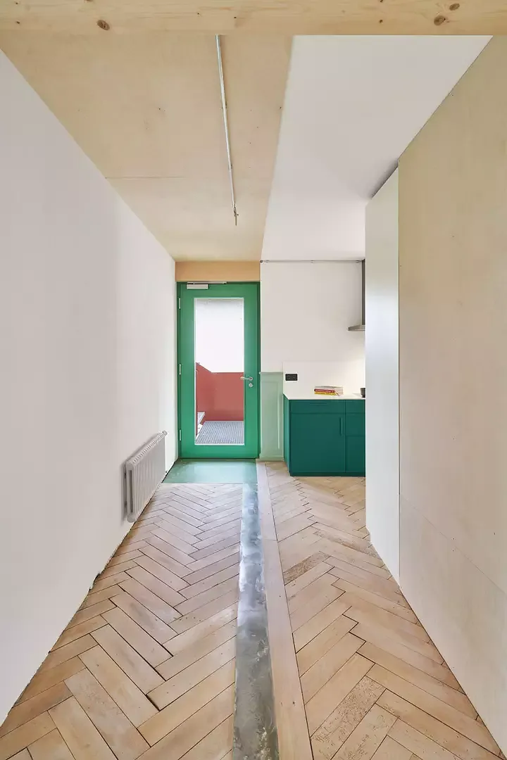 Die Fensteröffnungen wurden zu Türen vergrössert. Die so enstandene Leibung wurde nicht neu verputzt sondern nur gesichert.