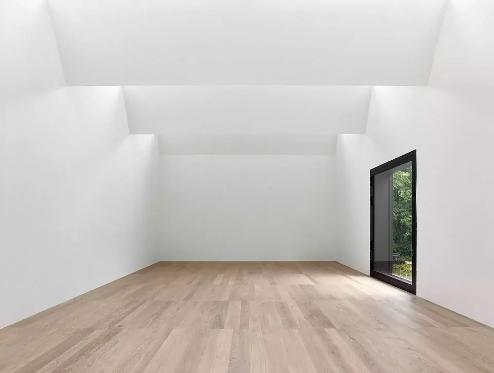 Ausstellungsraum mit Ausblick