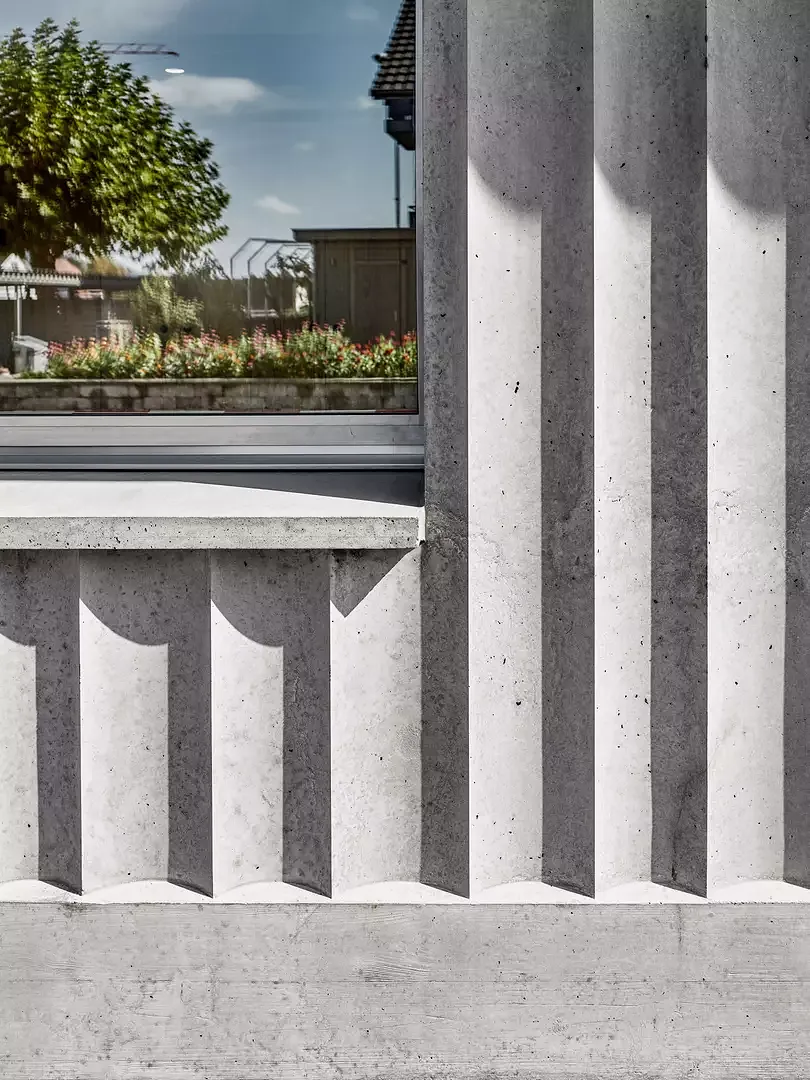 À gauche: les façades porteuses  en béton coulé sur place ont été ajoutées à ce drapé de matrices ondulantes en élastomère.