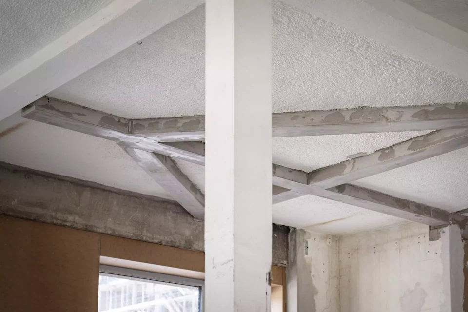 On a dû relier ou séparer certaines parties du bâtiment afin d’améliorer la sécurité antisismique. Pour ce faire, des assemblages en acier ou des poutres en béton ont été intégrés ou ajoutés aux planchers.