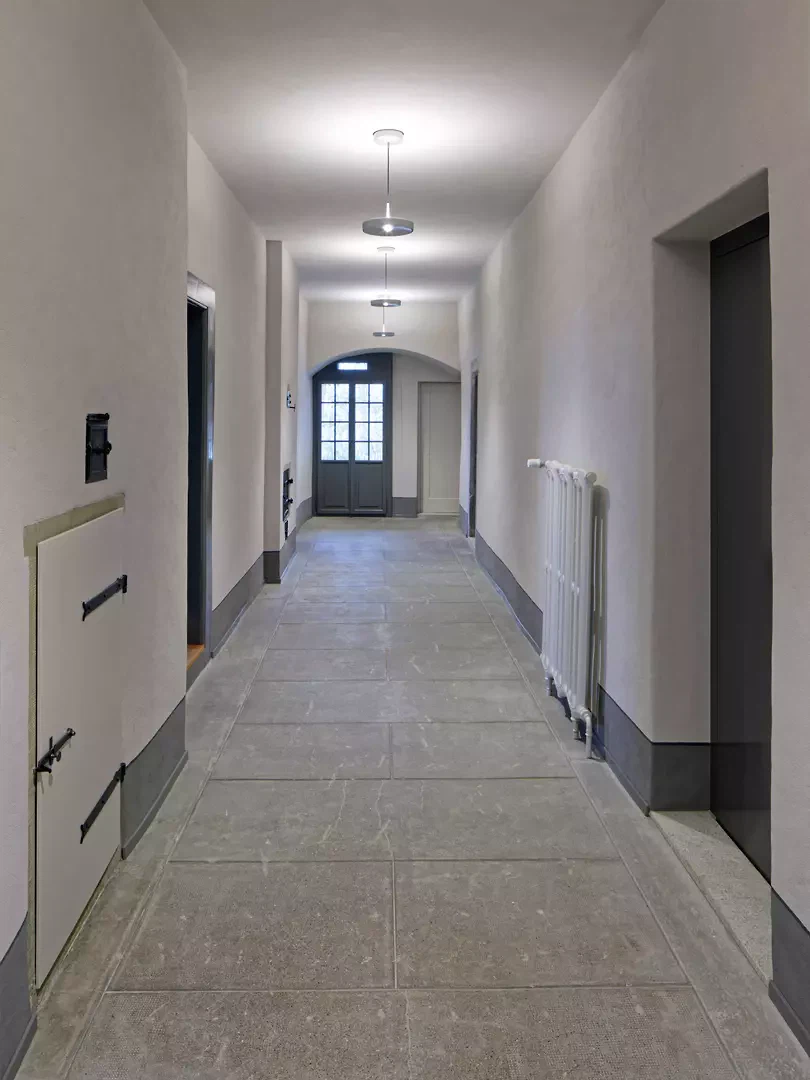 Erschliessungsgang Erdgeschoss mit Natursteinplatten