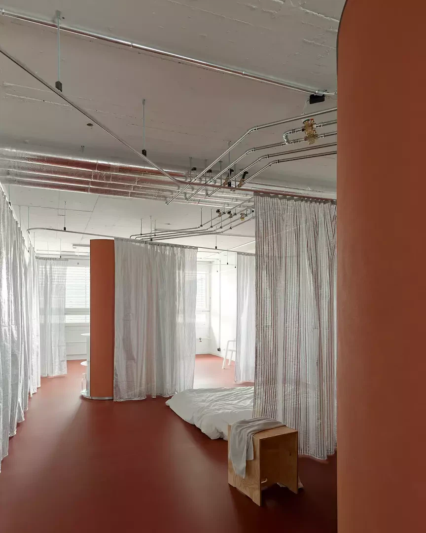 Die Module dienen als Heizkörper und straheln – Kachelöfen gleich – Wärme ab