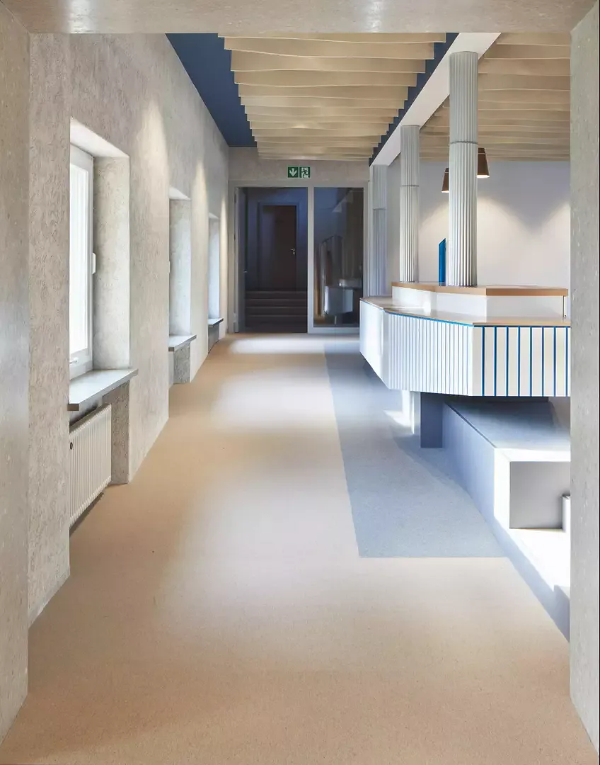 Neues Foyer mit Filzbändern zur Schallabsorbation