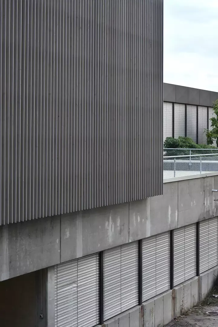 Westfassade und Verbindung mit dem bestehenden Sockelgeschoss