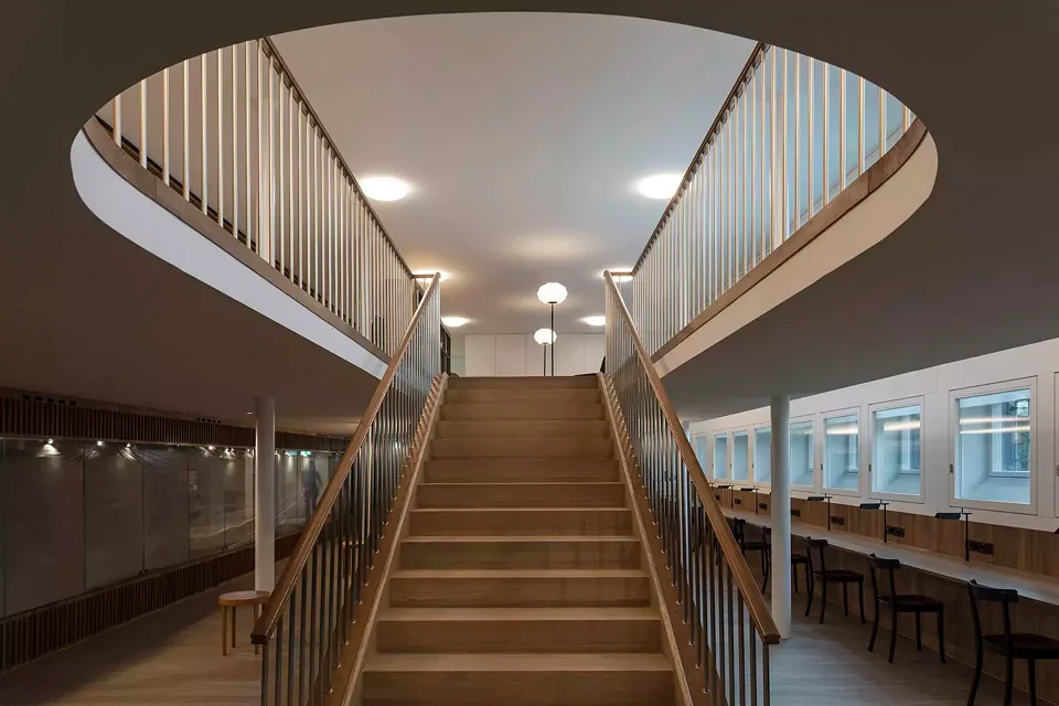 Freihandbibliothek-Treppe