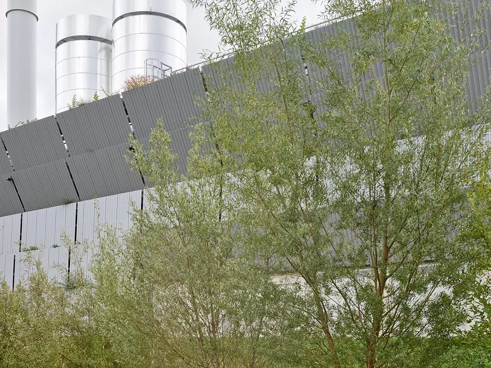 Wie die Geometrie der Natur bleibt das Gebäude ellusiv und frei von Massstab.